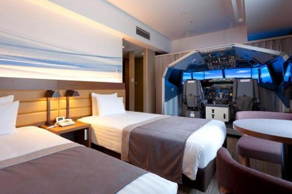 Sebuah hotel Tokyo berusaha untuk menonjol dari para pesaingnya dengan memasang simulator penerbangan Boeing 737-800 penuh di salah satu kamarnya.