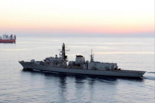 Dua kapal perang India yang bertugas mengawal kapal dagang di Teluk Persia, masih tetap bersiaga di kawasan tersebut dalam jangka waktu yang lebih lama.