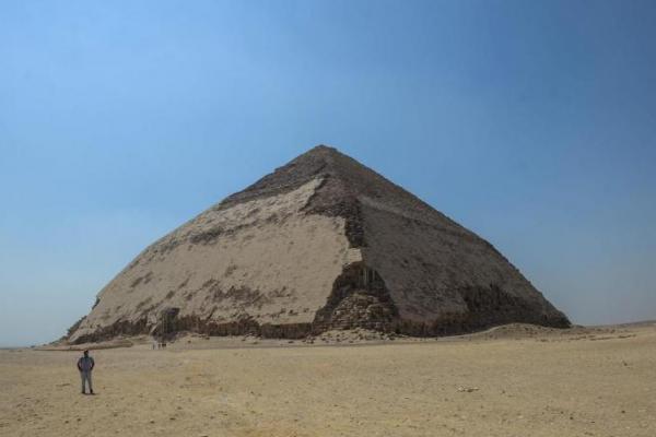 Piramida Raja Sneferu, firaun pertama dinasti keempat Mesir, dan piramida terdekat akan dibuka kembali untuk pengunjung untuk pertama kalinya sejak 1965