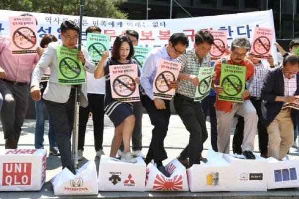 anggota Asosiasi Mart Korea mengatakan pada konferensi pers pada hari Senin di luar kedutaan besar Jepang di Seoul bahwa mereka akan berhenti menjual barang dagangan populer Jepang