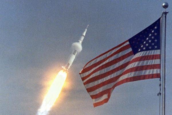 Pada 16 Juli 1969, Apollo 11, misi pendaratan di bulan pertama, diluncurkan dari Kennedy Space Center, membawa astronot Neil Armstrong, Edwin 