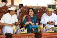 Gubernur Koster Dampingi Megawati jadi Saksi Pediksan Penglingsir Puri Gianyar