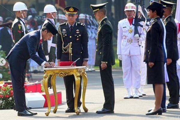 Presiden RI Joko Widodo bertindak sebagai inspektur upacara Prasetya Perwira TNI dan Polri sekaligus melaksanakan pelantikan.
 