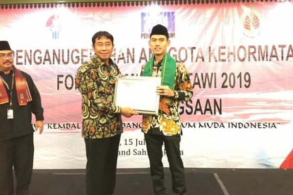 Rahmat HS selaku Ketua Pembina FPB menuturkan bahwa tokoh-tokoh yang dianugerahi status Anggota Kehormatan dengan pertimbangan mereka memiliki kedekatan dengan warga Jakarta dan Betawi khususnya, serta memberikan kontribusi positif selama ini.