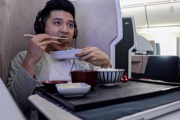 Gara-gara memposting daftar menu makanan di pesawat Garuda Indonesia, YouTuber Rius Vernandes harus berurusan dengan polisi.