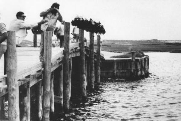 Pada 18 Juli 1969, sebuah mobil yang dikendarai oleh Senator Edward Kennedy, D-Mass., Jatuh dari sebuah jembatan ke kolam pasang surut di Pulau Chappaquiddick di Massachusetts