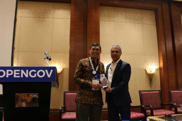Pemberian penghargaan dilakukan bersamaan ditengah pertemuan tahunan Indonesia OpenGov Leadership Forum yang ke-4.
