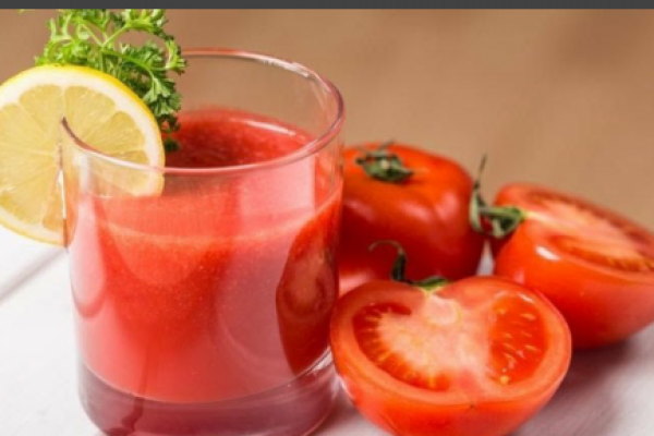 Kandungan vitamin C pada buah tomat lah yang dikatakan mampu mengatasi masalah kulit berminyak.