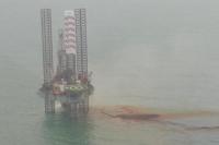Tim Sea and Coast Guard Kemenhub Bantu Pertamina Bersihkan Bocoran Gas di Pantai Utara Kerawang