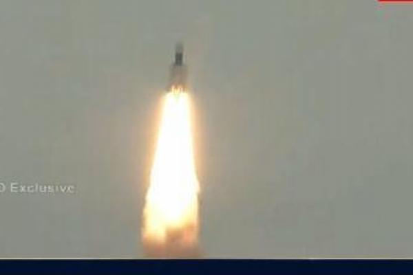 India berhasil menembakkan roket ke bulan setelah dua kali percobaan