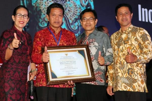 Gubernur Bali Wayan Koster yang diwakili Kepala Dinas Tanaman Pangan, Hortikultura dan Perkebunan Provinsi Bali, Ida Bagus Wisnuardhana menerima penghargaan Top 99 Inovasi Pelayanan Publik Tahun 2019 yang diserahkan oleh MenPAN-RB Syafruddin.