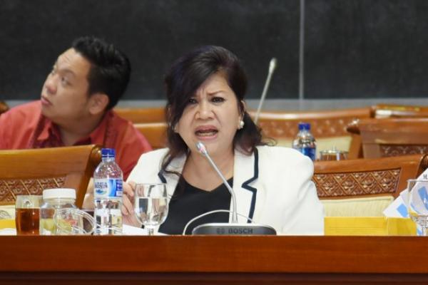Anggota Komisi I DPR RI Evita Nursanty menilai masih banyak program televisi Indonesia yang tidak memberikan manfaat dan edukasi tinggi bagi masyarakat.