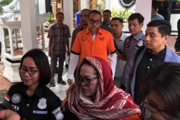 Tersangka kasus narkoba Nunung dan suaminya, telah diserahkan ke Kejaksaan oleh penyidik Polda Metro.