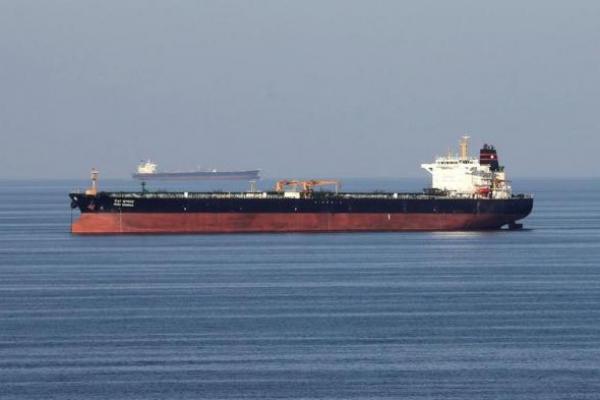 Hampir seperlima dari minyak yang digunakan secara global melewati Selat Hormuz dan itu adalah satu-satunya jalur laut di Teluk Arab yang terbuka ke lautan terbuka.