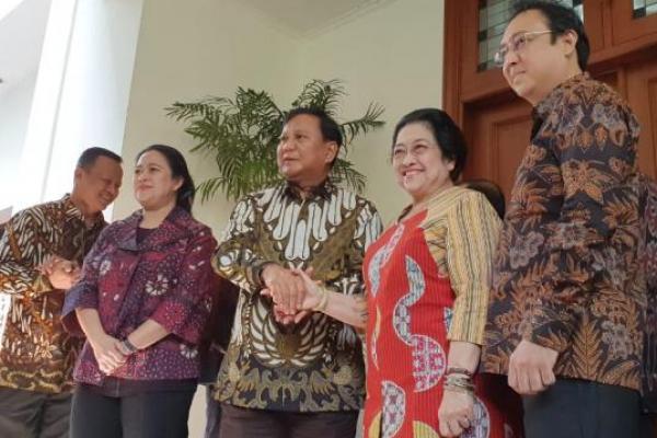 Senyum lepas dan jabatan tangan yang erat sudah cukup memberi petanda betapa eratnya persahabatan antara Megawati dan Prabowo.