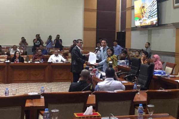 Komisi III DPR secara aklamasi menyetujui pertimbangan atas pemberian amnesti terhadap Baiq Nuril Maknun oleh Presiden Jokowi.