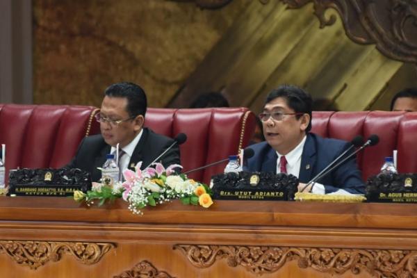 Rapat Paripurna ke-23 Masa Persidangan V Tahun Sidang 2018-2019 yang dipimpin Wakil Ketua DPR RI Utut Adianto menyetujui perpanjangan pembahasan tujuh belas Rancangan Undang-Undang (RUU).
