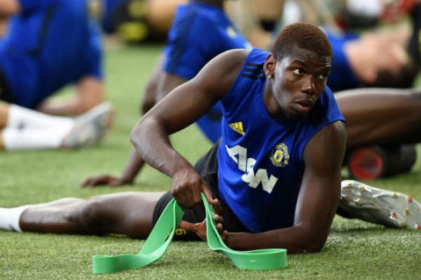 Agen Mino Raiola menegaskan bahwa pemainnya Paul Pogba tidak akan hengkang dari Manchester United (MU). Namun dia memperingatkan klub harus senada dengan ambisi pemain Prancis itu.