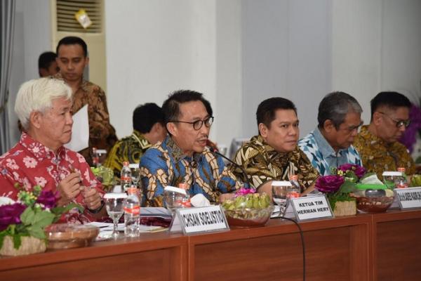 Komisi III DPR melakukan kunjungan kerja (Kunker) dalam masa reses ke Nusa Tenggara Timur (NTT). Kunker tersebut dipimpin oleh Wakil Ketua Komisi III DPR dari Fraksi PDI Perjuangan (PDIP), Herman Hery.