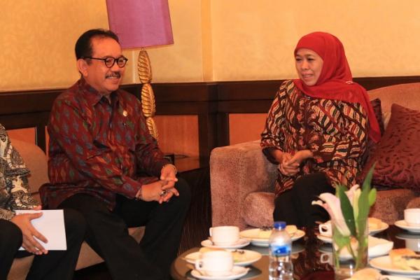 Wakil Gubernur Bali, Cok Ace menghadiri pembukaan rapat konsultasi (Rakon) regional Jawa-Bali dalam rangka penyusunan rancangan awal RPJMN 2020-2024 di Ballroom Shangrila Hotel Surabaya, Senin (29/7).