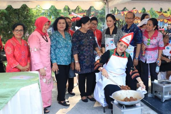 Ketua TP PKK Provinsi Bali Ny Putri Suastini Koster berkesempatan untuk mengikuti lomba `Marandang` atau membuat masakan rendang, sebagai rangkaian puncak Peringatan Hari Kesatuan Gerak (HKG) Pemberdayaan Kesejahteraan Keluarga (PKK) ke-47 Tahun 2019, Jumat (26/7).