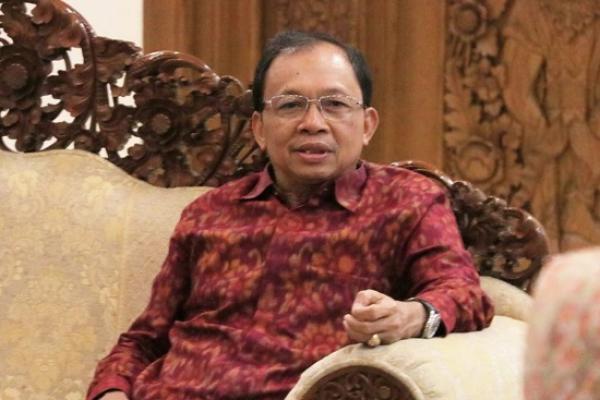 Gubernur Bali Wayan Koster kembali menekankan komitmen dan upayanya untuk menyelesaikan legalisasi arak Bali, sehingga tidak ada lagi pelarangan untuk tidak boleh diperjualbelikan di masyarakat.