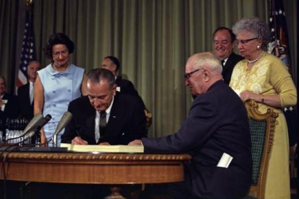 Pada tahun 1965, Presiden Lyndon B. Johnson menandatangani Medicare menjadi undang-undang, membaktikannya kepada mantan Presiden Harry Truman, yang 