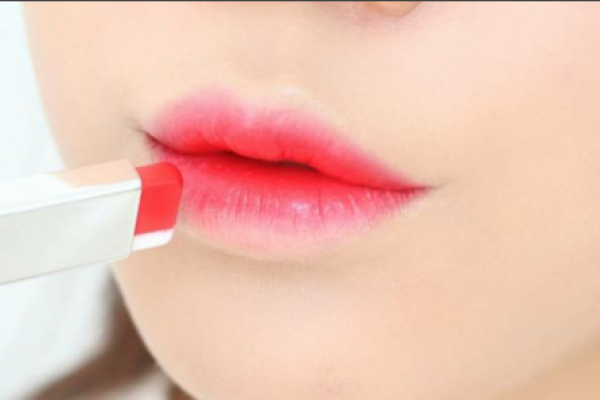 Lipstik dengan hasil akhir glossy atau yang disebut lip tint untuk tampilan bibir sehat kini semakin diminati.