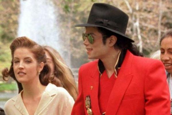Pada 1 Agustus 1994, Lisa Marie Presley membenarkan rumor bahwa dia menikah dengan bintang pop Michael Jackson