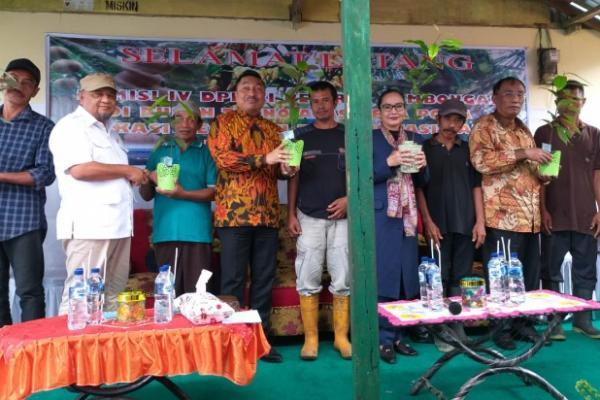 Anggota Komisi IV DPR RI, Susi Syahdona mengapresiasi dan mendukung penuh program Benih Unggul Perkebunan (BUN) 500 yang dibentuk oleh Kementerian Pertanian (Kemtan) untuk meningkatkan produktivitas pertanian di berbagai wilayah Indonesia.