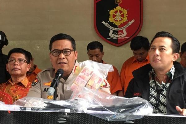 Polda Metro Jaya meringkus enam pria yang melakukan aksi penipuan dan pencucian uangnya di MA.