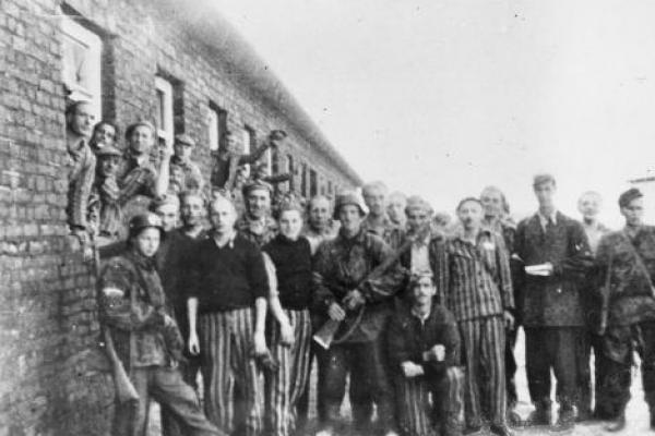 Pada 5 Agustus 1944, pasukan bawah tanah Polandia membebaskan ratusan tahanan Yahudi dari kamp kerja G Nazsiowka Nazi 