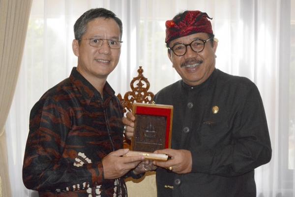 Wakil Gubernur Bali Tjokorda Oka Artha Ardana Sukawati (Cok Ace) menerima kunjungan kehormatan Duta Besar Vietnam untuk Indonesia H.E. Pham Vinh Quang di ruang kerjanya, Senin (5/8).