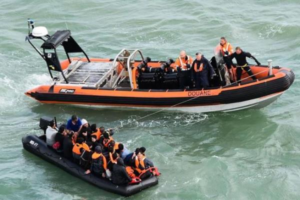 Setidaknya 976 orang, termasuk sekitar 89 anak-anak, telah menyeberangi Selat dengan perahu kecil sejak 3 November 2018.
