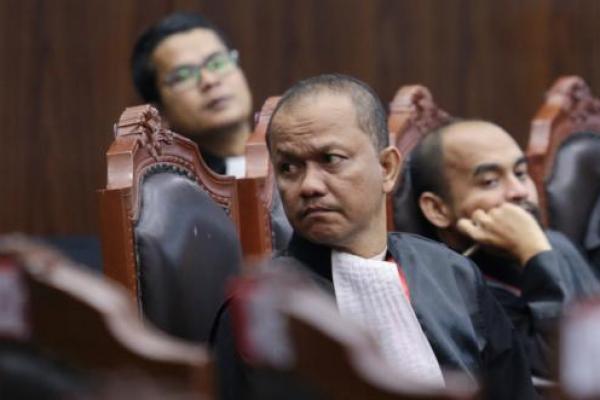 Dalam pertimbangan hukum MK, Hakim Konstitusi Arief Hidayat menyampaikan persyaratan formil pengajuan permohonan perkara tersebut.