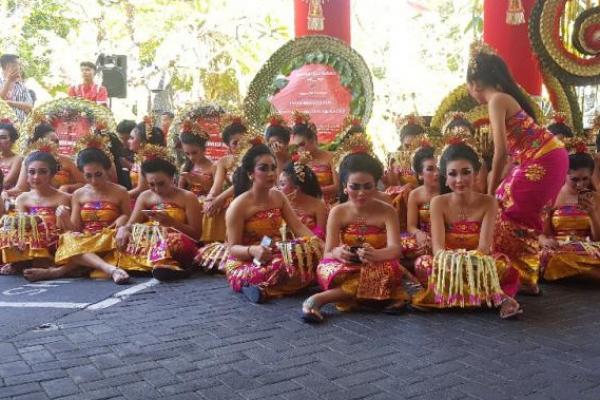 Para gadis penari Bali  yang rata-rata masih SMA itu memang disiapkan khusus oleh panitia
