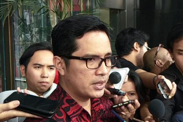 KPK menjadwalkan pemeriksaan terhadap staf administrasi pemasaran PT Adhi Karya (Persero) M Idris dalam kasus korupsi pembangunan jembatan Water Front City di Kabupaten Kampar, Riau.