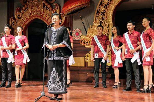 Ny. Putri Suastini Koster selaku Ketua TP PKK Provinsi Bali tak ingin Jegeg Bagus diposisikan sebagai pelengkap dalam sebuah acara dan hanya bertugas memberi kalungan bunga.