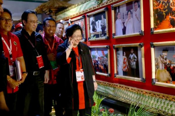 Foto itu diambil ketika Megawati menjamu Prabowo makan siang di kediamannya di Teuku Umar