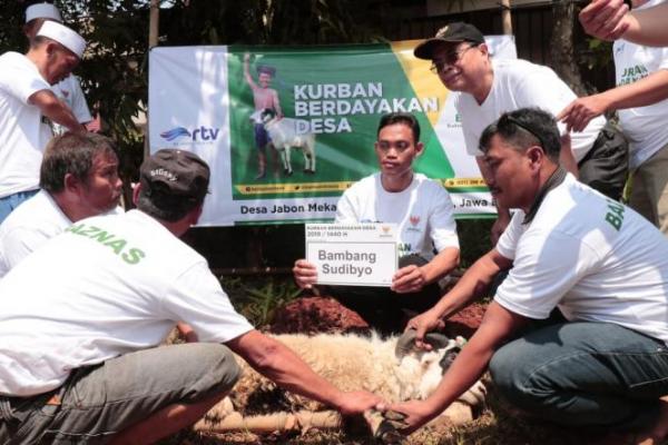 Kambing dan sapi kurban yang disembelih hari ini didatangkan dari para peternak desa di Kabupaten Garut, Jawa Barat