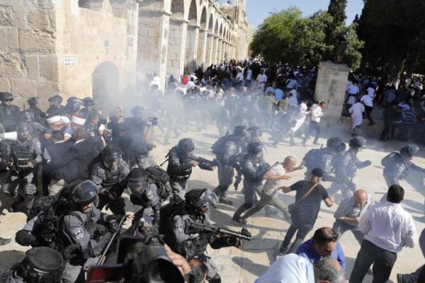 Polisi menembakkan granat suara ketika protes Palestina di kompleks masjid sangat sensitif, juga disebut Haram Al Sharif.