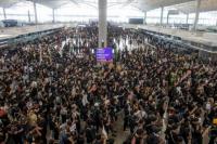 Diserbu Demonstran, Bandara Hong Kong Batalkan Semua Penerbangan 