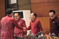 Gubernur Koster Setuju Pelantikan DPRD Bali Gunakan Pakaian Adat