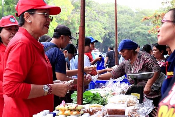 Pemprov Bali melalui Dinas Tanaman Pangan bekerja sama dengan Tim Penggerak PKK Provinsi Bali menyelenggarakan Bazar dan Pasar Murah dalam Rangka Pelaksanaan Hari Besar Keagamaan Nasional (HBKN) di Parkir Timur Lapangan Puputan Margarana, Denpasar, Minggu (11/8).