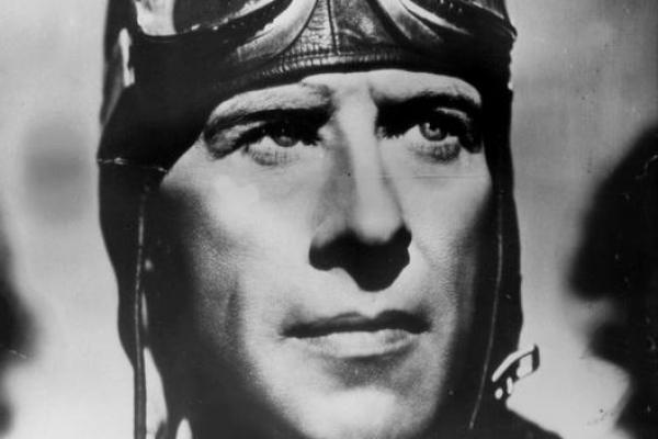 Pada 13 Agustus 1930, Kapten Frank Hawkes mencetak rekor kecepatan udara dengan terbang dari Los Angeles ke New York dalam 12 jam, 25 menit.