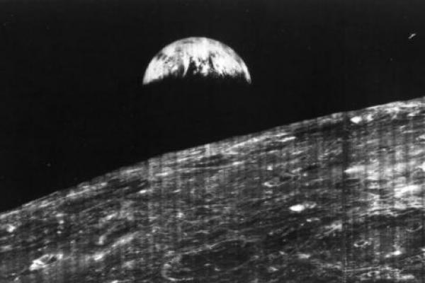 Pada 14 Agustus 1966, pesawat ruang angkasa AS Orbiter 1 tak berawak mulai mengorbit bulan