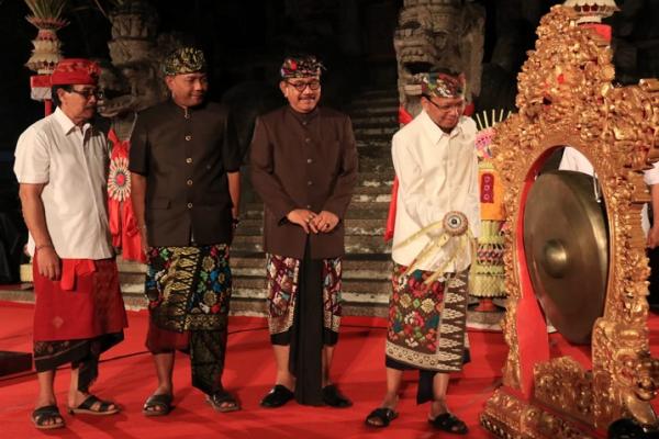 Gubernur Bali Wayan Koster didampingi Wakil Gubernur Bali Tjokorda Oka Artha Ardhana Sukawati membuka secara resmi Pameran Pembangunan Provinsi Bali Tahun 2019 yang digelar serangkaian HUT ke-61 Provinsi Bali di Taman Budaya Denpasar, Art Center, Rabu (14/8).