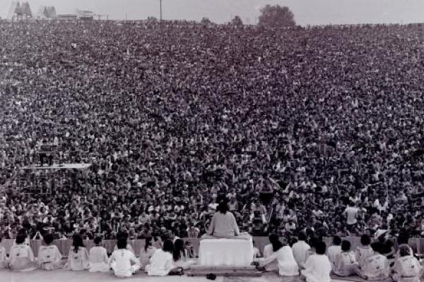 15 Agustus 1969, Woodstock Music and Arts Festival, sering digambarkan sebagai acara tandingan budaya, dibuka di pertanian Max Yasgur dekat Bethel, NY, menarik sekitar 400.000 orang