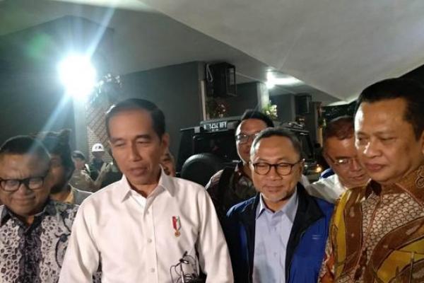 Presiden Jokowi mendadak mendatangi Gedung DPR, Jakarta, Kamis (15/8) malam. Kehadiran Presiden Jokowi disambut Sekretaris Jenderal DPR Indra Iskandar.