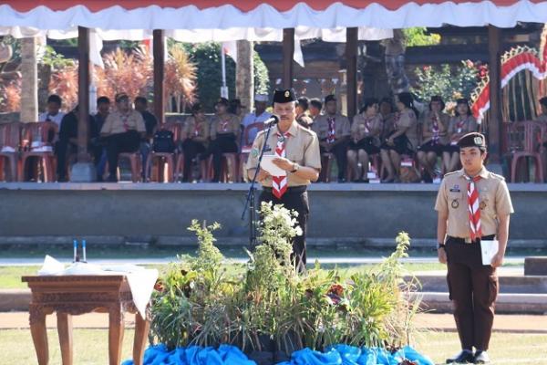 Sekretaris Daerah Provinsi Bali Dewa Made Indra selaku Ketua Kwartir Daerah Gerakan Pramuka Bali menjadi Inspektur Upacara pada apel Peringatan Hari Pramuka Ke 58 Tahun 2019 yang dipusatkan di Lapangan Kapten Mudita, Bangli, Rabu (14/8).